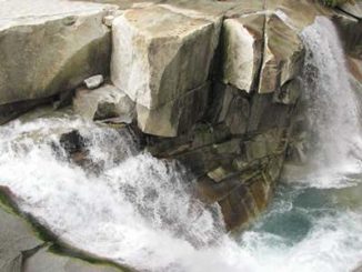 Steine und Wasserfall