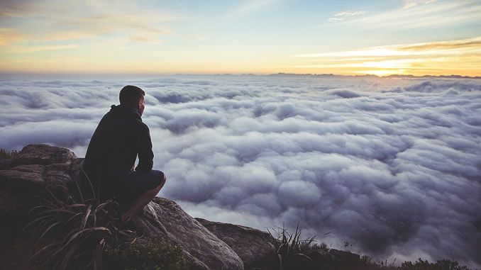Mann-Wolken-Sonnenuntergang-sunset