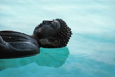 Buddha im Wasser