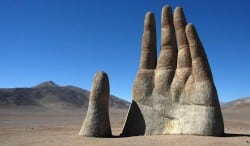 Hand ragt aus der Erde
