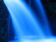 blauer Wasserfall aus Licht