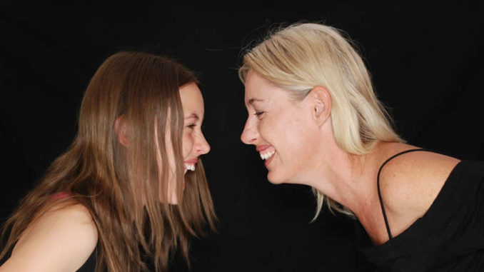 Lachen Mutter und Tochter