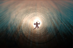 Wie der Tod unser Leben beeinflusst Mensch im Tunnel aus Licht wie verloren