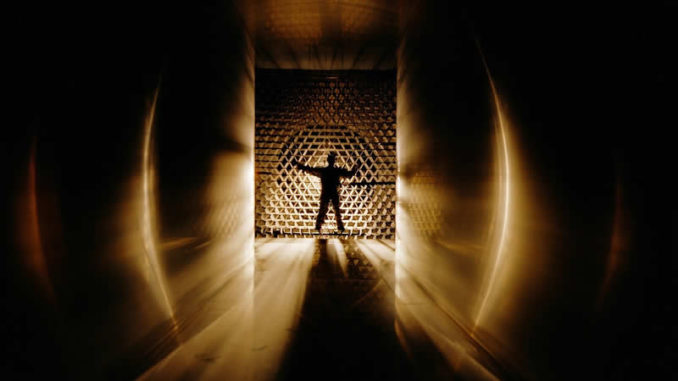 Mensch im Lichttunnel
