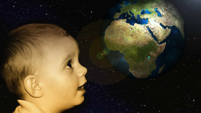 Kind, das Mutter Erde anschaut