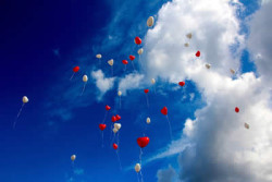 Seelenlicht Herzluftballons im blauen Himmel