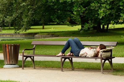Frau-Bank-liegen-bench