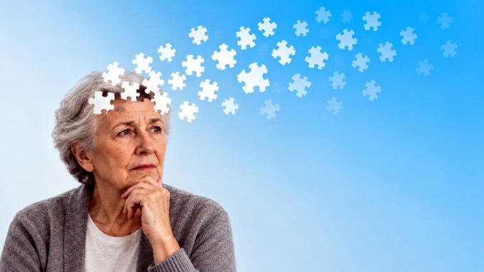 Seniorin mit schwebenden Puzzleteilen