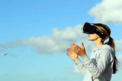 Virtuelle Realität und Spiritualität virtuell-brille-frau-himmel