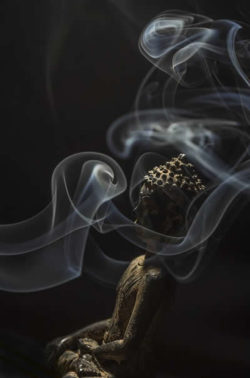 Wenn ich meditiere rauch sitzend buddha