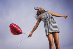 Freude-Freiheit-Frau-Luftballon-joy