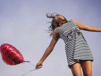 Freude-Freiheit-Frau-Luftballon-joy