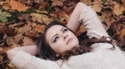 blaetter-junge-frau-beautiful-girl