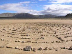 Rückführungen und Gegenwartskonflikte labyrinth steine see dry lake bed