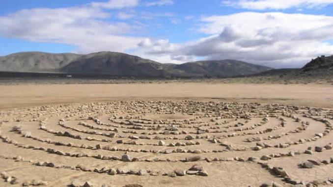 labyrinth-steine-see-dry-lake-bed