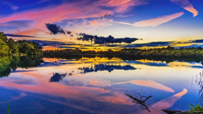 See-Spiegelung-violett-lake