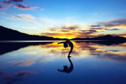 Spiritualität erfahren Abend Himmel Frau Yoga Wasser silhouette