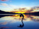 Abend-Himmel-Frau-Yoga-Wasser-silhouette