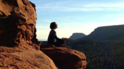Meditation natuerlich meditieren frau auf berg peaceful