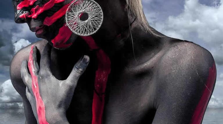 Wahrnehmung durch Meditation verändern-frau-wasser-bodypaint-nack