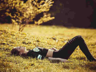 Achtsamkeit-Jugendliche-Teenie-Tweens-girl-lying-on-the-grass