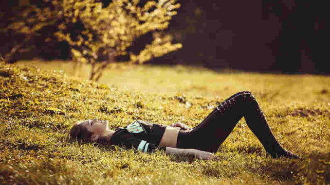 Achtsamkeit-Jugendliche-Teenie-Tweens-girl-lying-on-the-grass