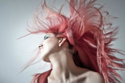 Achtsamkeit Erklärung und Erfahrung-Frauen-spirituelle Revolution-pink-hair