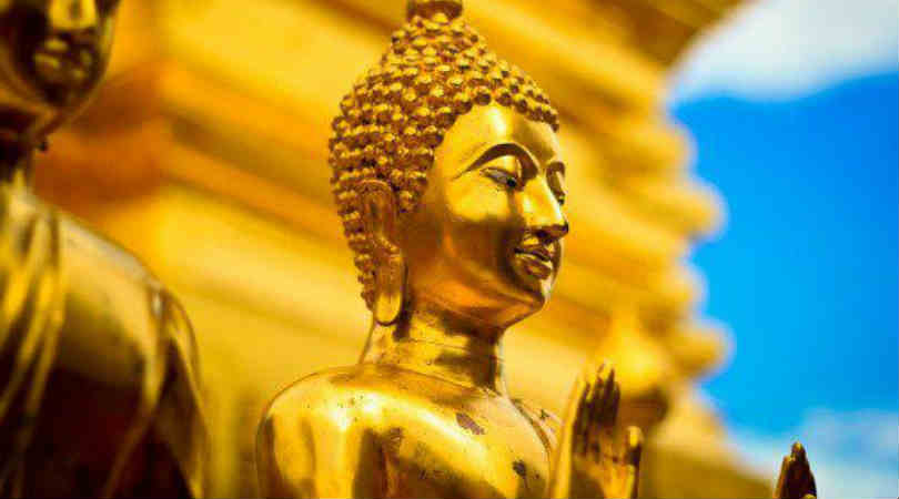 Buddhismus und Mindfulness: goldene Buddha-Statue vor blauem Himmel