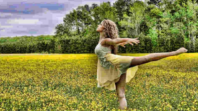 bewegung-sport-adrenalin-frau tanzt in Natur-dancer