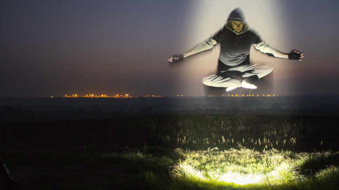 mann-schwebt-licht-trinitaet-koerper-geist-seele-spirit-online-levitation