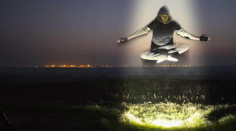 mann-schwebt-licht-trinitaet-koerper-geist-seele-spirit-online-levitation