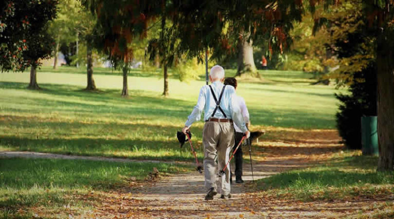 eltere-Menschen-wandern-alt-werden-sport