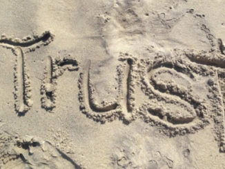 vertrauen trust sand