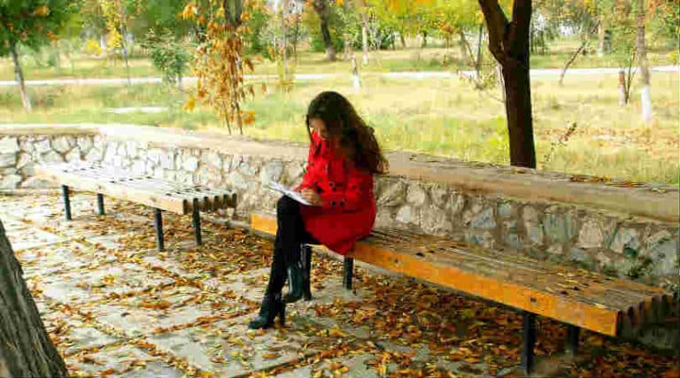 Selbstreflexion wie geht das-810-450-selbstreflektion-fokus-Herbst-Frau-Bank-thoughtfulness