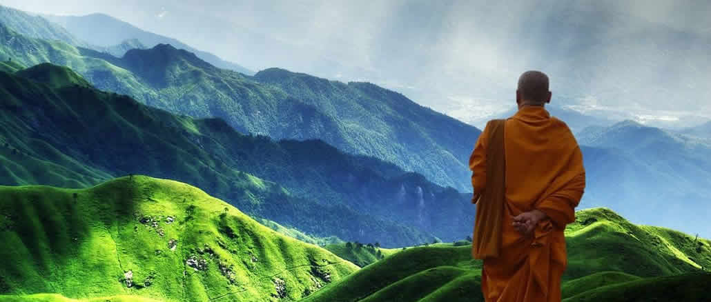 Mönch vor einer grünen Berglandschaft als Motiv zur No-Mind-Praxis