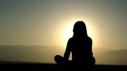 Tipps zum Meditieren meditation frau sonnenuntergang