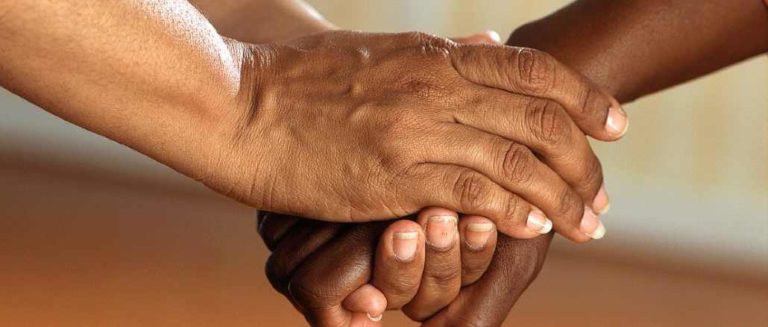 wuerde-haende-clasped-hands