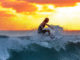 surfen-frau-welle-sonnenuntergang-surfing