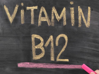 B 12 Vitamin auf Tafel-geschrieben