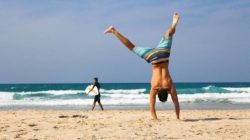 Vorsätze und Lebensenergie mann meer strand handstand