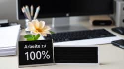 Arbeitsumfeld mit Blume und Schild