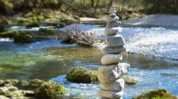 Spiritualität verstehen und leben steinturm im fluss stones