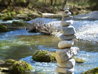 spiritualitaet steinturm im fluss stones