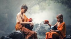 junge buddhisten ueben bewusstsein buddhist