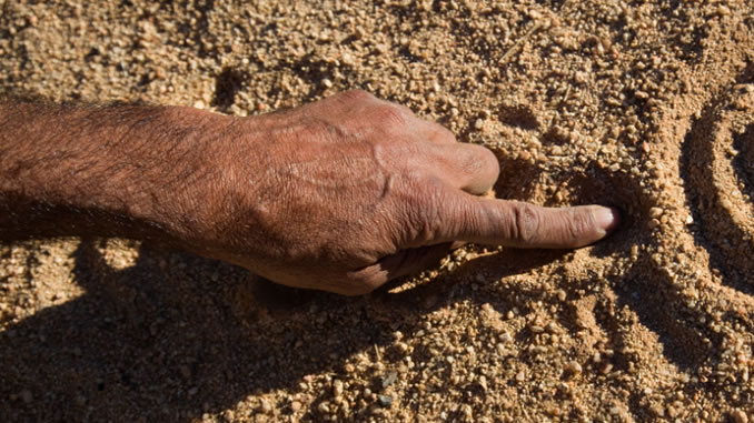 Aborigines hand