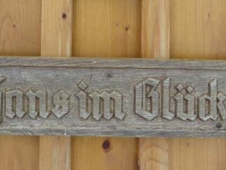 habseligkeiten-hans-im-glueck-wooden-sign
