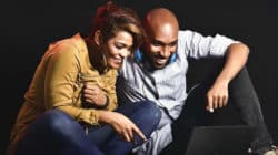 Notebook-paar-lachen-adult