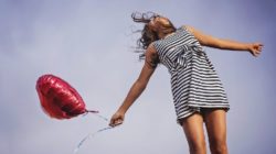 Herzensöffnung frau gluecklich luftballon joy