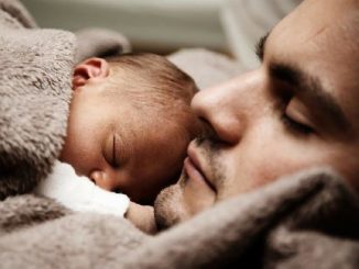 baby-vater-schlafen-father