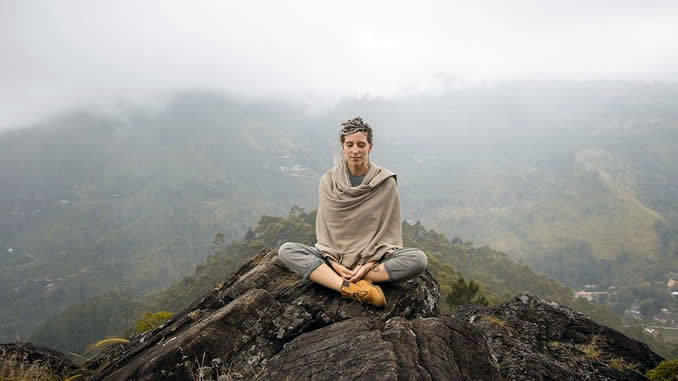 frau-berg-meditieren-meditate